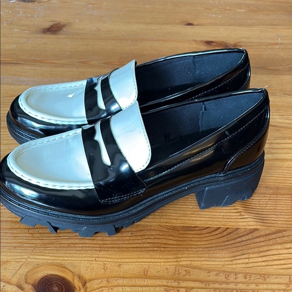 Unisa Black and White Flats with Chunky Sole - Picture 6 of 13